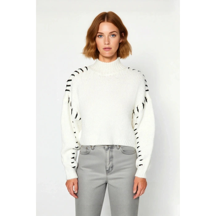 Kadın Crop Boy Oversize Dik Yaka İplik Detaylı Triko Kazak Soğuk Havaların Gözdesi Olarak Öne Çıkar