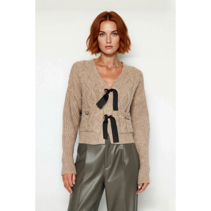 Kadın Crop Boy Saç Örgü Desenli V Yaka Düşük Kol Regular Kalıp Triko Kazak Şık Fiyonk Detaylı