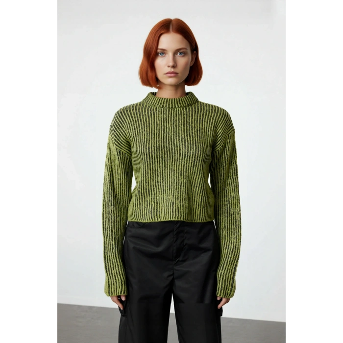 Kadın Dik Yaka Çizgili Crop Regular Kalıp Triko Kazak Soğuk Havalar İçin Şık Günlük Kombinler