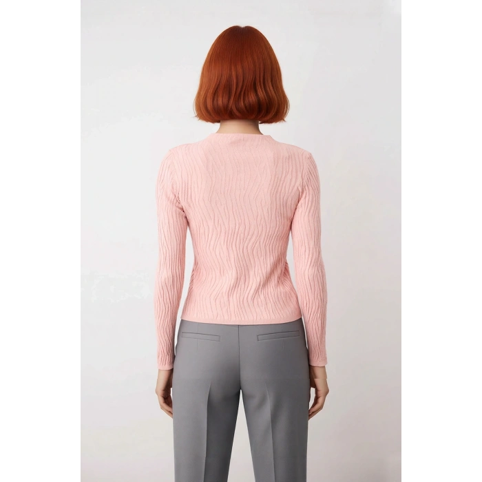 Kadın Dik Yaka Fitted Kalıp Dokulu Desen Triko Kazak İnce Yapısı İle Konforlu Günlük Kullanım