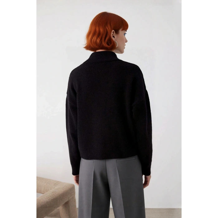 Kadın Dik Yaka Oversize Kalın Triko Kazak Düşük Kol Detaylarıyla Kış Aylarının Favori Parçası