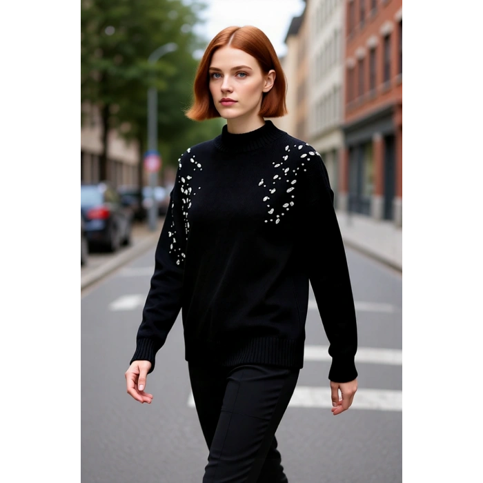 Kadın Dik Yaka Taş Detaylı Triko Kazak Oversize Kesimiyle Konfor Ve Zarafeti Bir Arada Sunuyor