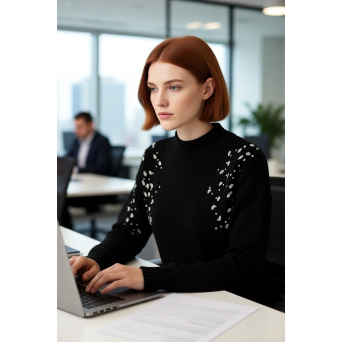 Kadın Dik Yaka Taş Detaylı Triko Kazak Oversize Kesimiyle Konfor Ve Zarafeti Bir Arada Sunuyor