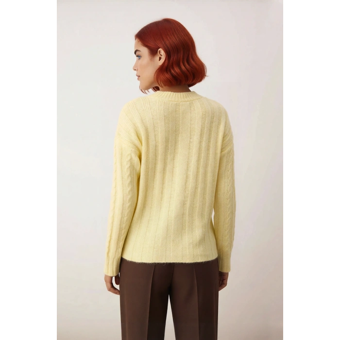 Kadın Düşük Kol Bisiklet Yaka Saç Örgü Triko Kazak Kış Günlerine Sıcak Bir Dokunuş Katıyor.