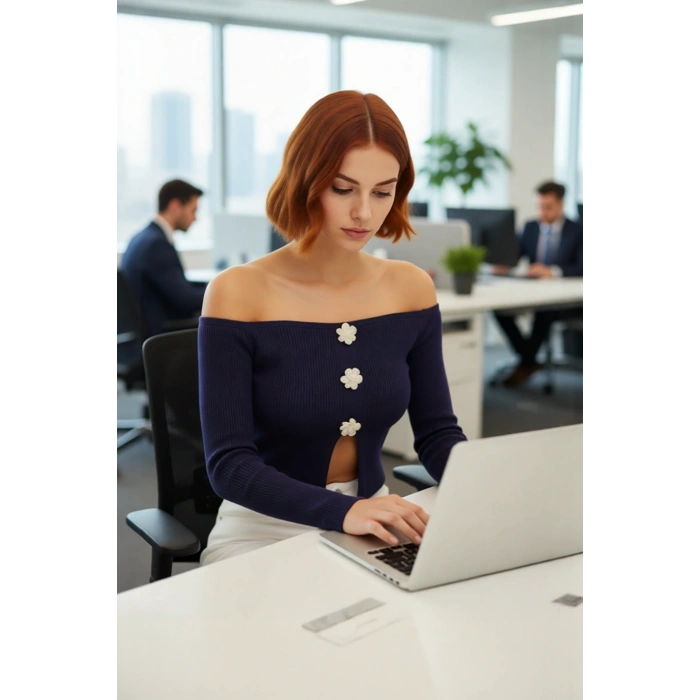 Kadın Düşük Kollu Fitilli Kayık Yaka Fitted Triko Kazak Çiçek Düğme Detaylı Modern Stil Tasarım