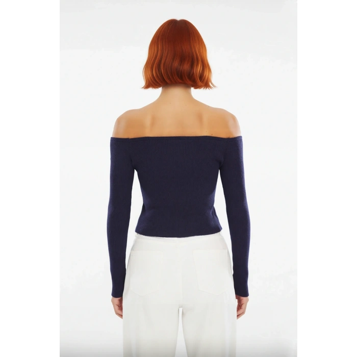 Kadın Düşük Kollu Fitilli Kayık Yaka Fitted Triko Kazak Çiçek Düğme Detaylı Modern Stil Tasarım