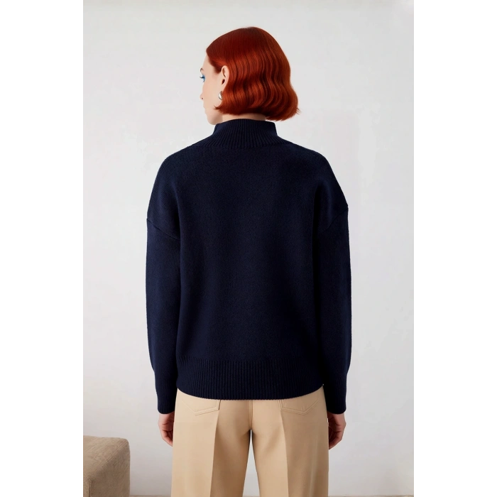 Kadın Düz Dokulu Oversize Triko Kazak Soğuk Günlerde Sıcaklık ve Rahatlığı Bir Arada Sunar