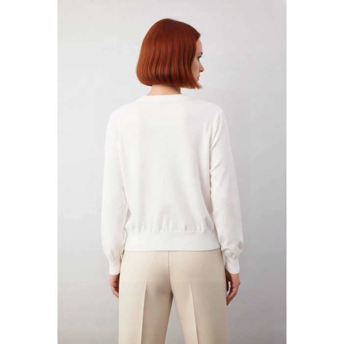 Kadın Ekru Düz Regular Kalıp Bisiklet Yaka Triko Kazak Kışın Rahat ve Şık Kombinlerin Temel Parçası