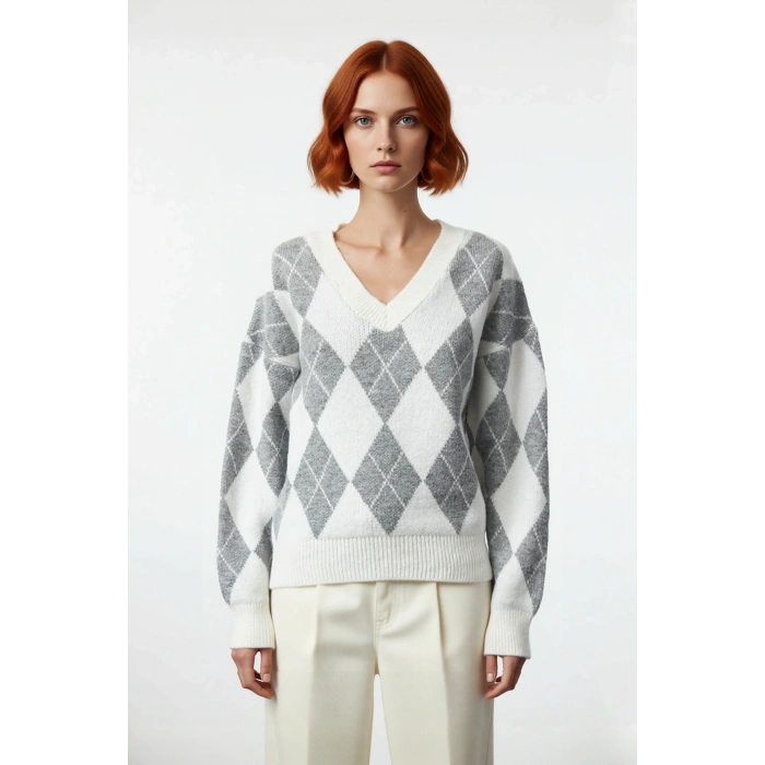 Kadın Ekru Gri Baklava Desen V Yaka Oversize Triko Kazak Kış Sezonu Günlük Stilinize Sıcak Dokunuş