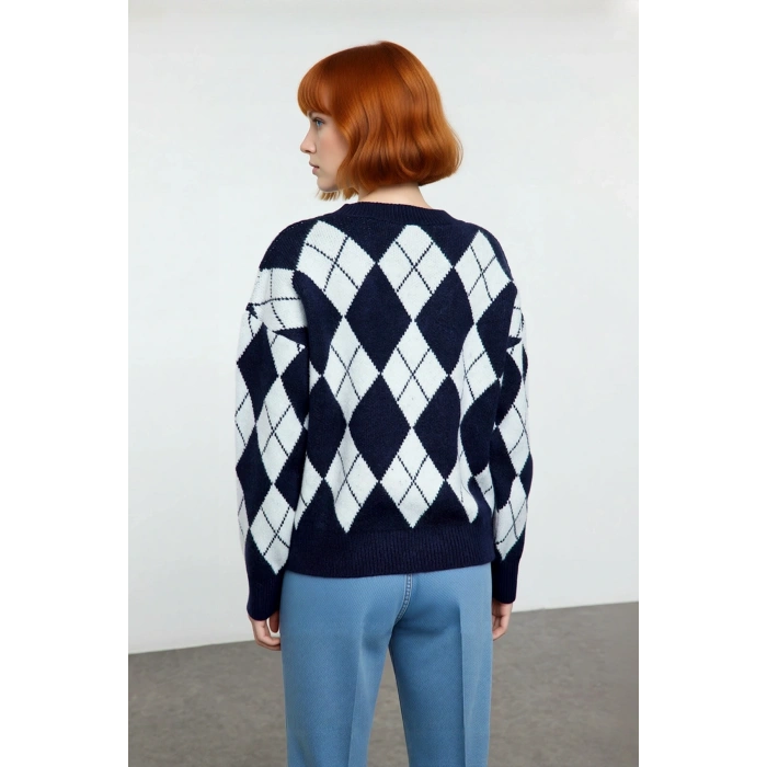 Kadın Ekru Gri Baklava Desen V Yaka Oversize Triko Kazak Kış Sezonu Günlük Stilinize Sıcak Dokunuş