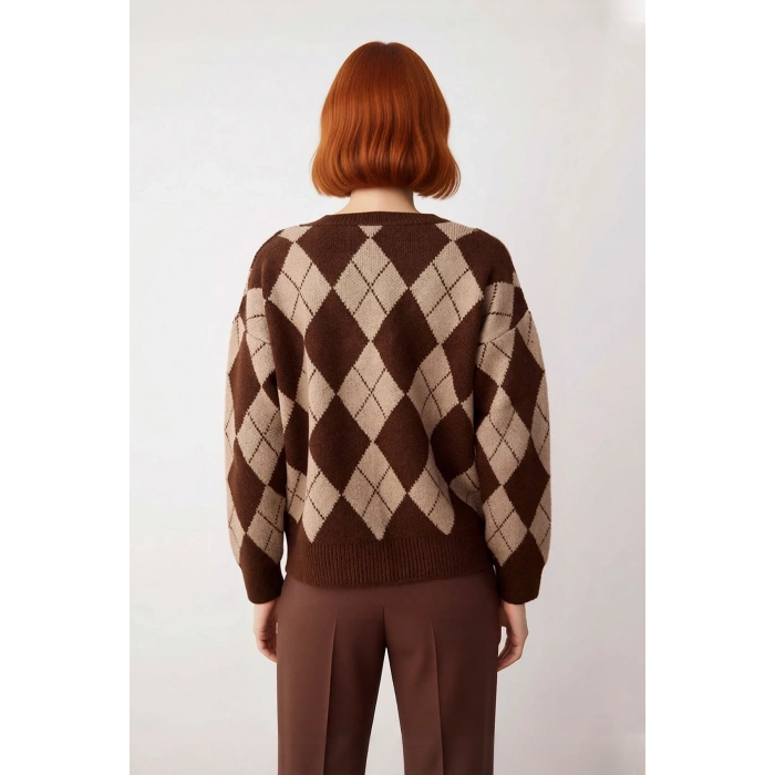 Kadın Ekru Gri Oversize V Yaka Baklava Desen Düşük Kol Kalın Triko Kazak Kışlık Kombinlerinize