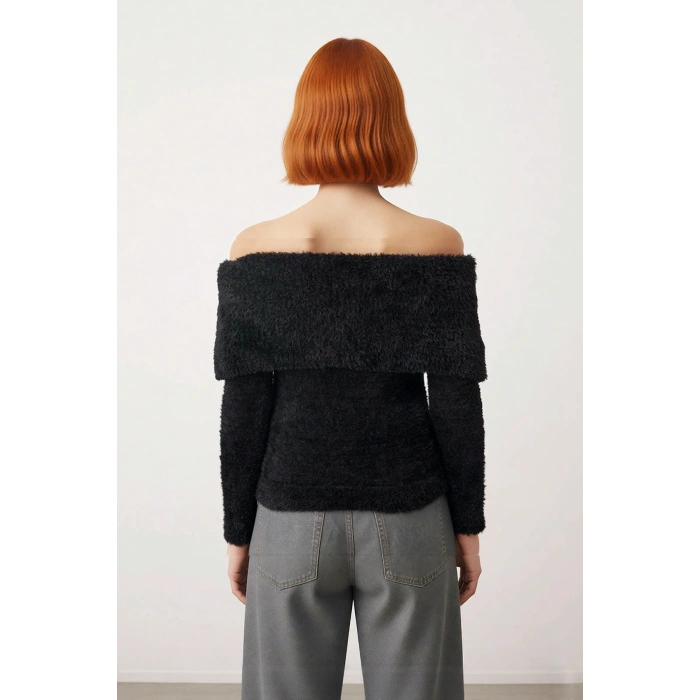 Kadın Ekru Regular Kalıp Carmen Yaka Tüylü Sakal İplikli Crop Triko Kazak Kış Sezonu Şıklığı