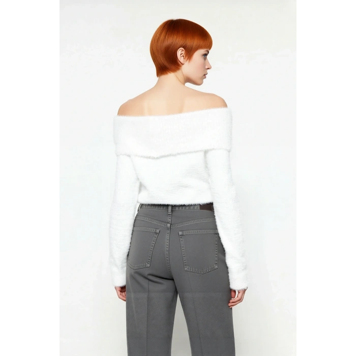 Kadın Ekru Regular Kalıp Carmen Yaka Tüylü Sakal İplikli Crop Triko Kazak Kış Sezonu Şıklığı