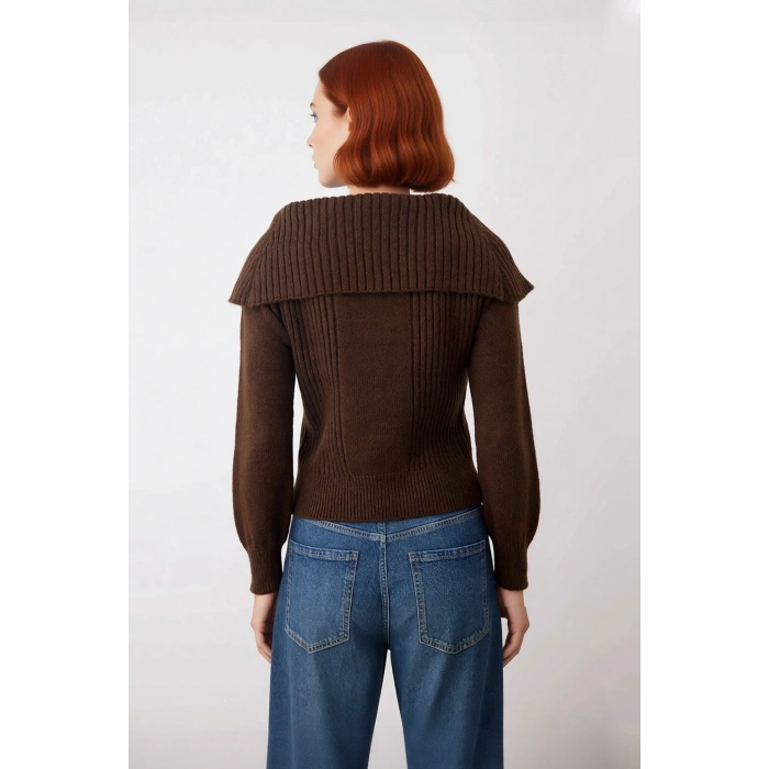 Kadın Ekru Regular Kalıp Devrik Yakalı Akrilik Triko Kazak Kışlık Günlük Şık Ve Rahat Giyim