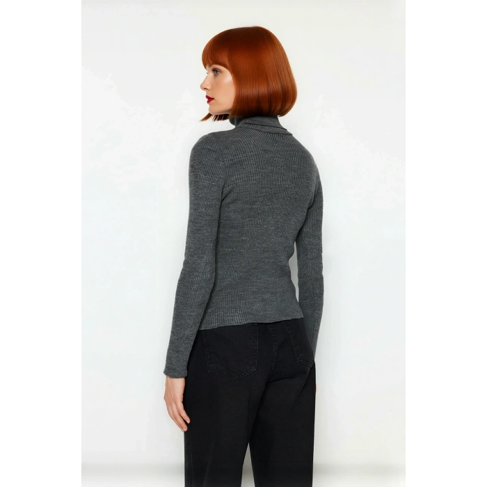 Kadın Fitted Balıkçı Yaka Akrilik Triko Kazak Soğuk Günler İçin Uzun Kollu Şık ve Modern Seçenek