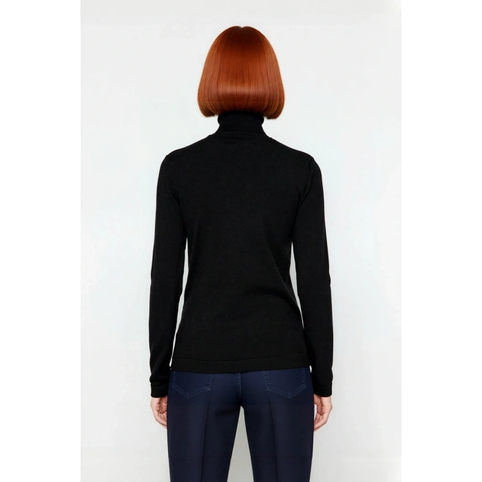 Kadın Fitted Balıkçı Yaka Triko Kazak Düz Desen Standart Kol Basic Siluet Kış Sezonu Şıklığı Sunar