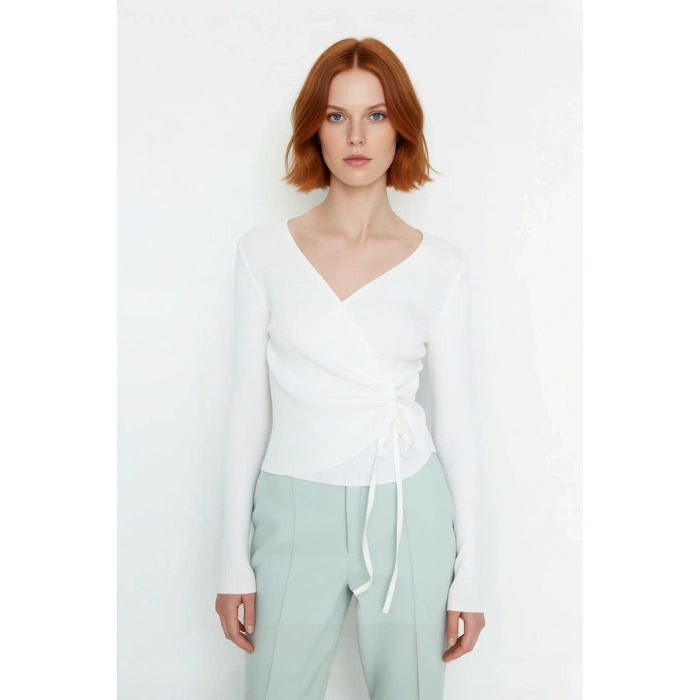 Kadın Fitted Basic Triko Üst Kruvaze Yaka Bağcıklı Detaylı Günlük Kombinlerde Şıklık Ve Konfor