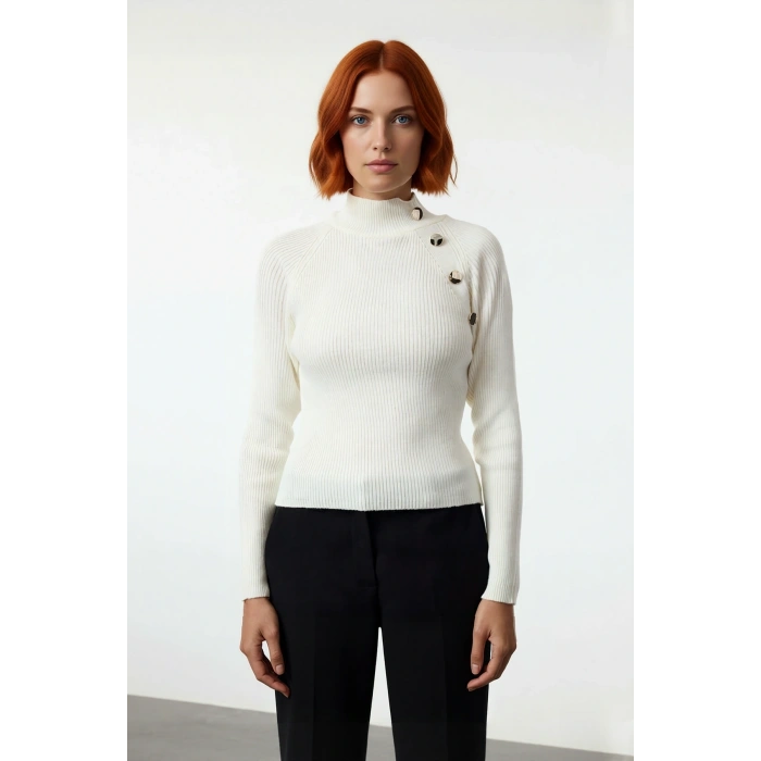 Kadın Fitted Dik Yaka Düğme Detaylı Reglan Kol Triko Kazak Kışlık Kombinlerin Şık Tamamlayıcısı