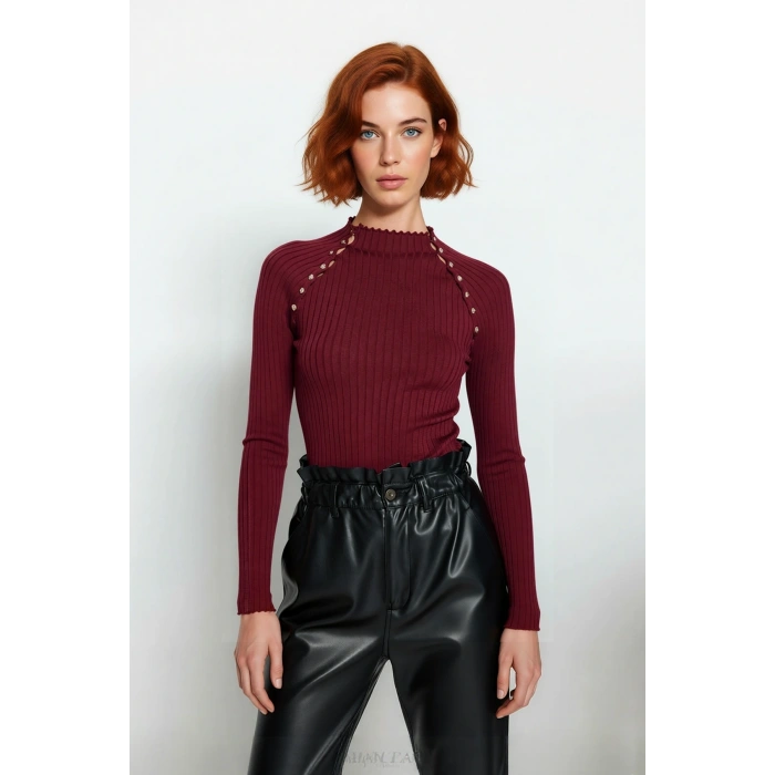 Kadın Fitted Dik Yaka Uzun Kol Cut Out Aksesuar Detaylı Triko Kazak İlkbahar Sonbahar Şıklığı