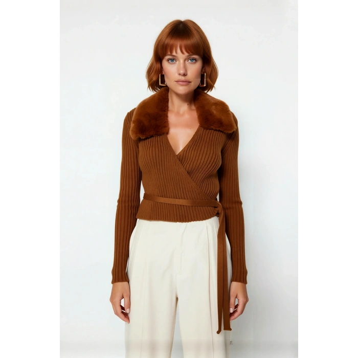 Kadın Fitted Kalıp Bağcıklı Kürklü Yaka Crop Triko Kazak Kışlık Kombinlerinize Şıklık Katıyor