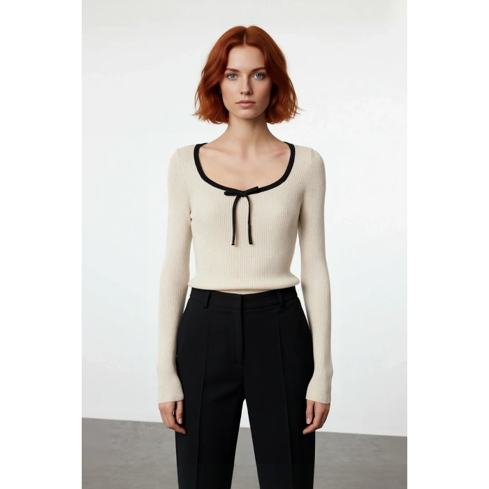 Kadın Fitted Kalıp Fitilli Dokuma Havuz Yaka Triko Kazak İnce Yapısıyla Modern Bir Stil Sunar