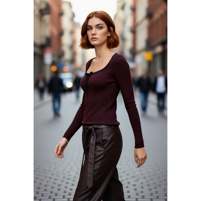 Kadın Fitted Kalıp Fitilli Dokuma Havuz Yaka Triko Kazak İnce Yapısıyla Modern Bir Stil Sunar