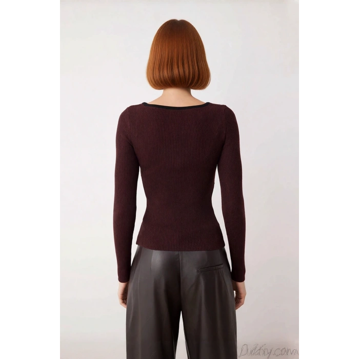 Kadın Fitted Kalıp Fitilli Dokuma Havuz Yaka Triko Kazak İnce Yapısıyla Modern Bir Stil Sunar