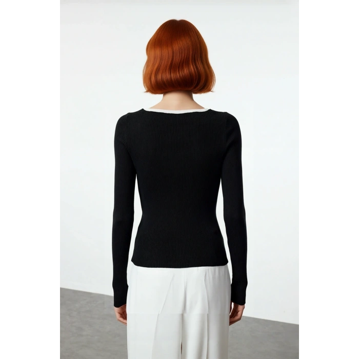Kadın Fitted Kalıp Fitilli Dokuma Havuz Yaka Triko Kazak İnce Yapısıyla Modern Bir Stil Sunar