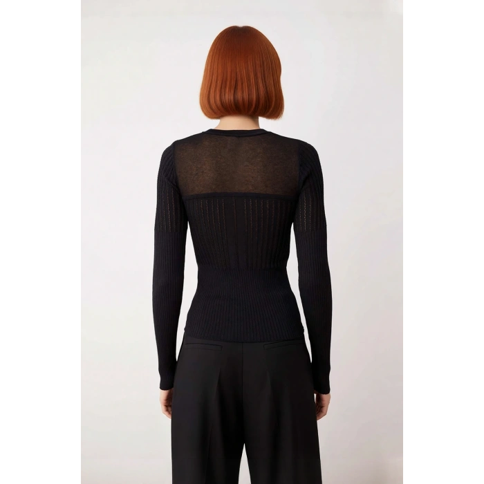 Kadın Fitted Kesim Transparan Detaylı Ajurlu Bisiklet Yaka Merserize Görünümlü Triko Kazak