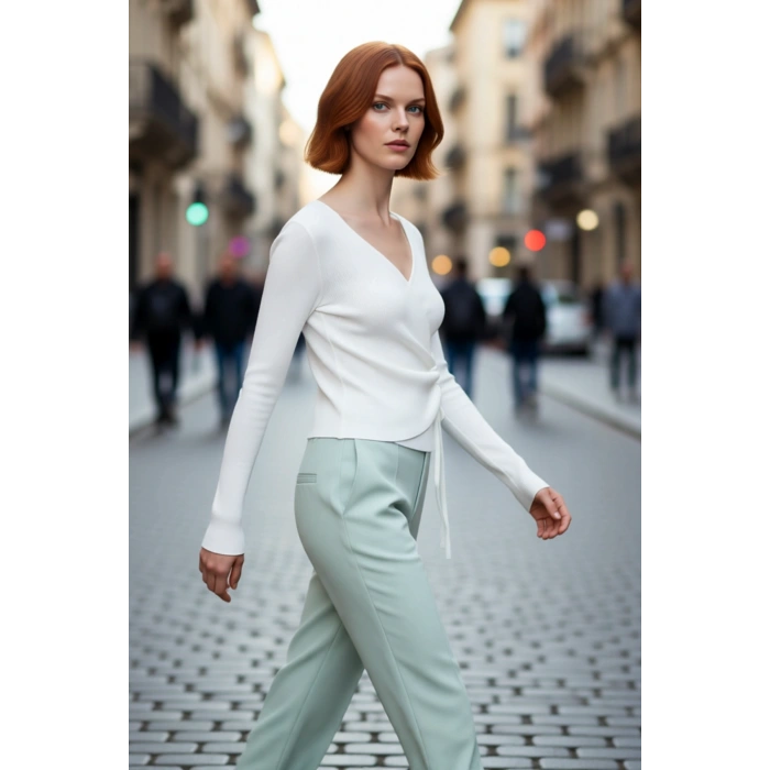 Kadın Fitted Kruvaze Yaka Bağcıklı Triko Üst Modern Günlük Kombinler İçin Şık Ve Rahat Seçim