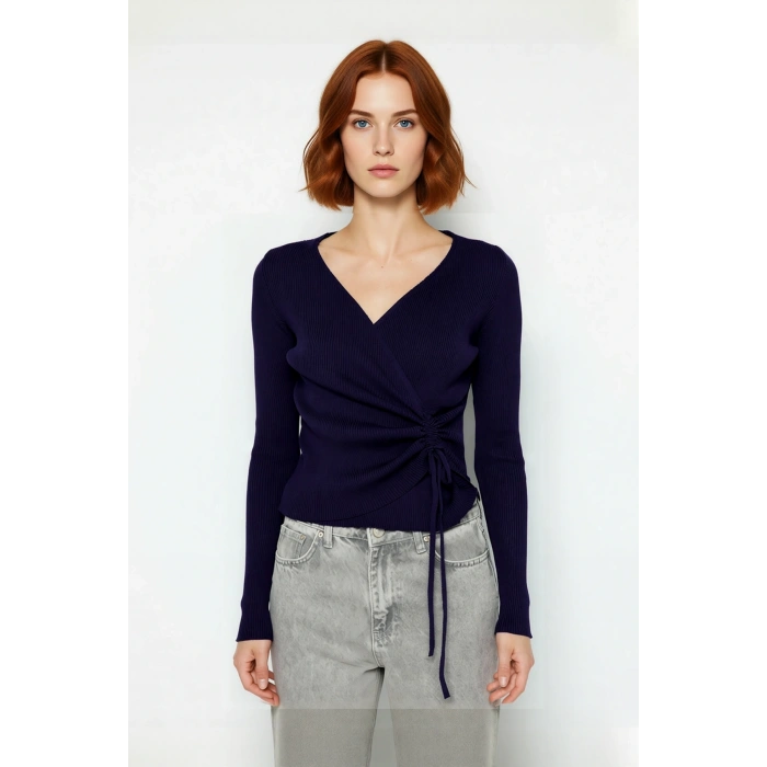 Kadın Fitted Kruvaze Yaka Bağcıklı Triko Üst Modern Günlük Kombinler İçin Şık Ve Rahat Seçim