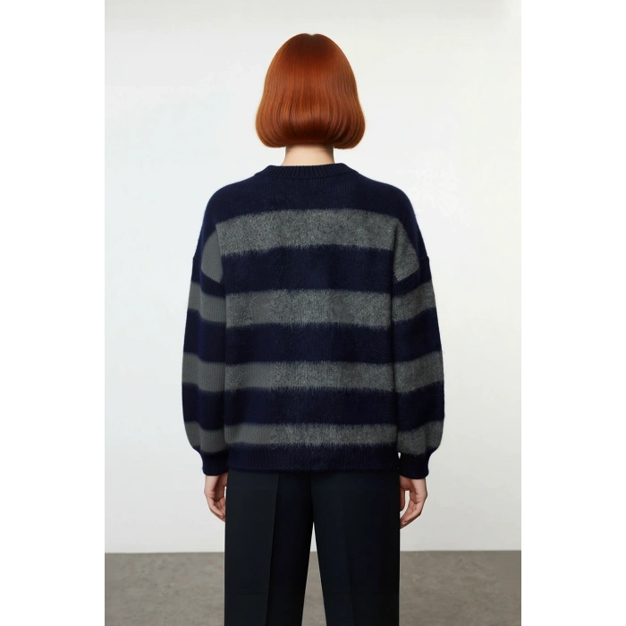 Kadın Geniş Kalıp Çizgili Triko Kazak Rahat Bisiklet Yaka Tasarımı Kış Günleri İçin Konforlu Seçim