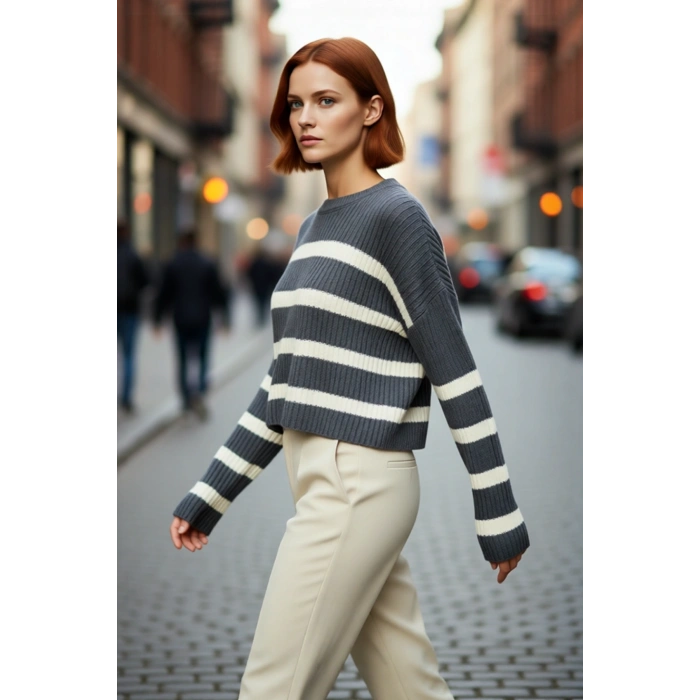 Kadın Gri Çizgili Rahat Kesim Crop Bisiklet Yaka Triko Kazak Düşük Kollu Kışlık Şıklık Kaliteli