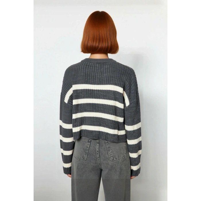 Kadın Gri Çizgili Rahat Kesim Crop Bisiklet Yaka Triko Kazak Düşük Kollu Kışlık Şıklık Kaliteli
