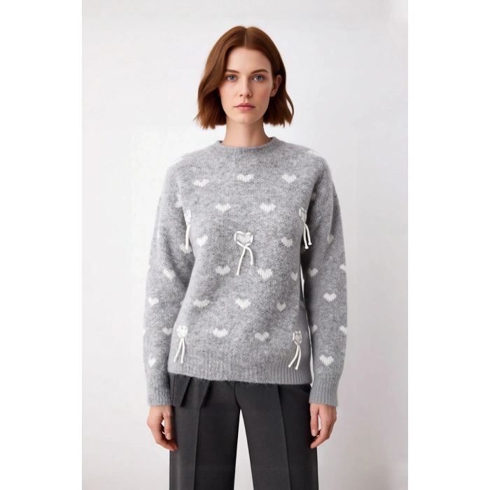 Kadın Gri Kalp Desenli Oversize Triko Kazak Düşük Kol Kış Sezonu İçin Modern ve Rahat Stil