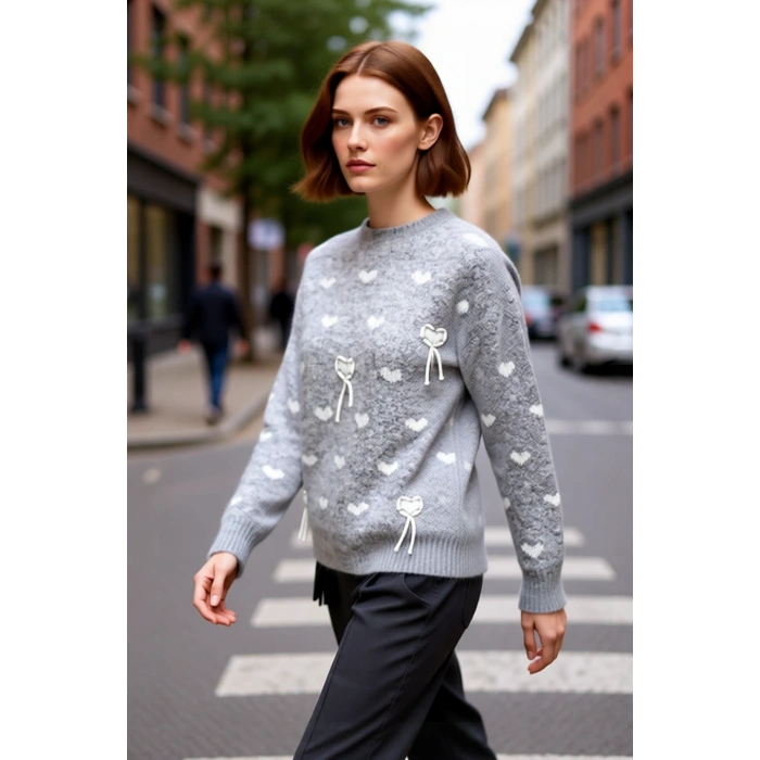 Kadın Gri Kalp Desenli Oversize Triko Kazak Düşük Kol Kış Sezonu İçin Modern ve Rahat Stil