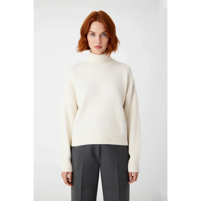 Kadın Gri Oversize Triko Kazak Dik Yaka Düşük Kol Detayıyla Kışın Rahat ve Şık Bir Tarz Kaliteli