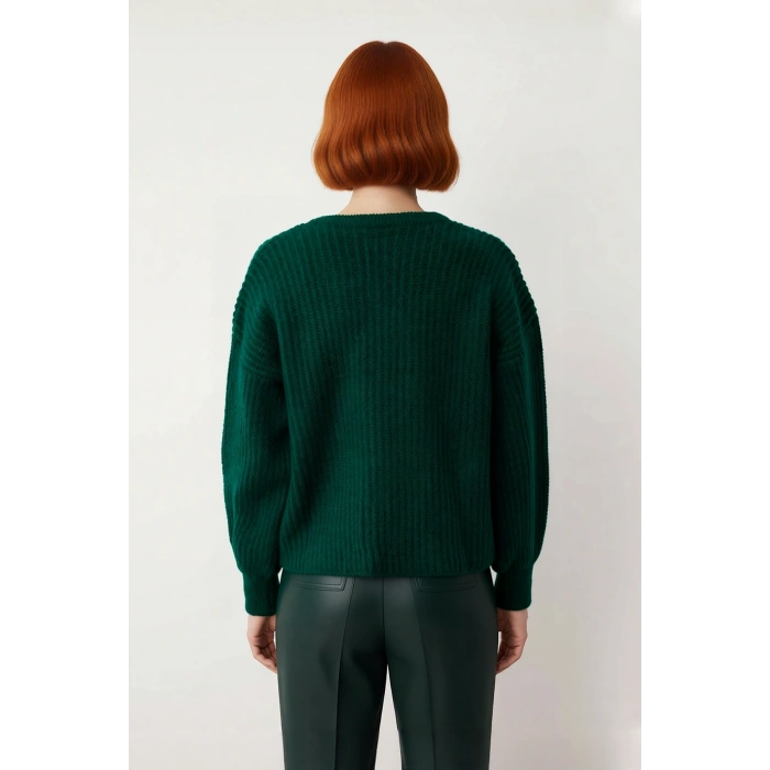 Kadın Gri Oversize V Yaka Triko Kazak Soğuk Havalarda Şıklık ve Konfor Sunan Düşük Kol Detayı