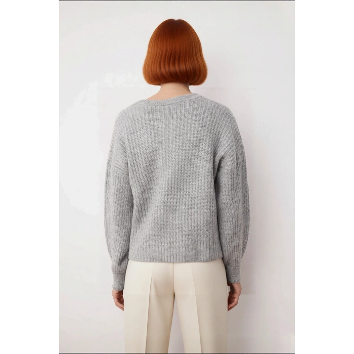 Kadın Gri Oversize V Yaka Triko Kazak Soğuk Havalarda Şıklık ve Konfor Sunan Düşük Kol Detayı