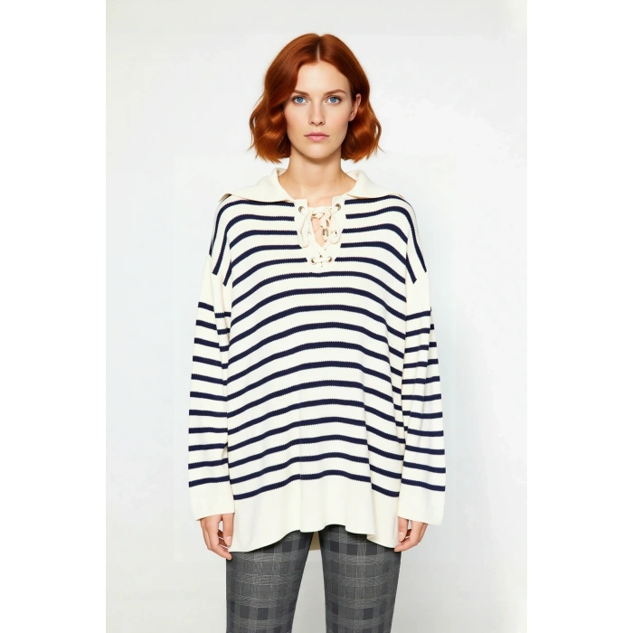 Kadın Günlük Relaxed Kalıp Çizgili Bağcıklı Yaka Triko Kazak Konforlu ve Şık Bir Tarz Sunar