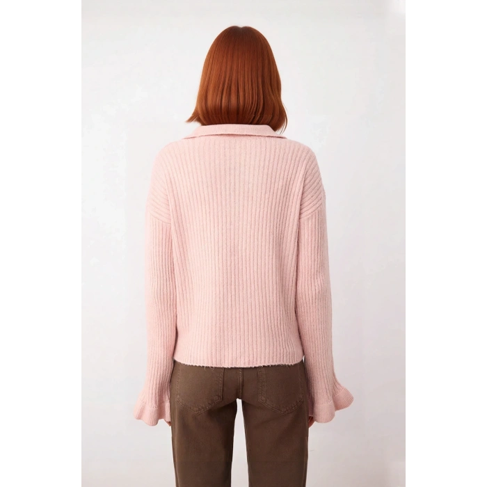 Kadın Günlük Şıklık Sunan Regular Kalıp Apaş Yaka Triko Kazak Volanlı Kol Detayı ile Rahat