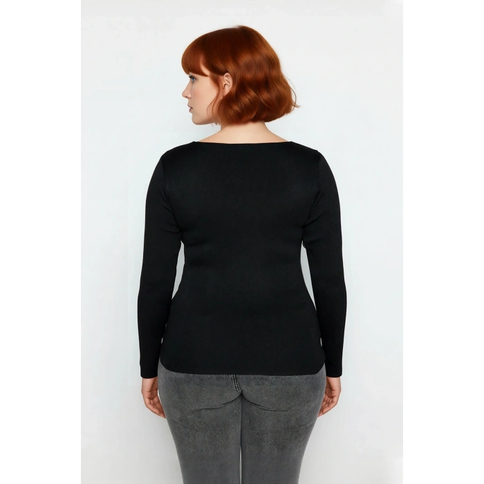 Kadın İnce Fitted Vücudu Saran Triko Bluz Britli V Yaka Detayı İle Zarif Ve Modern Görünüm