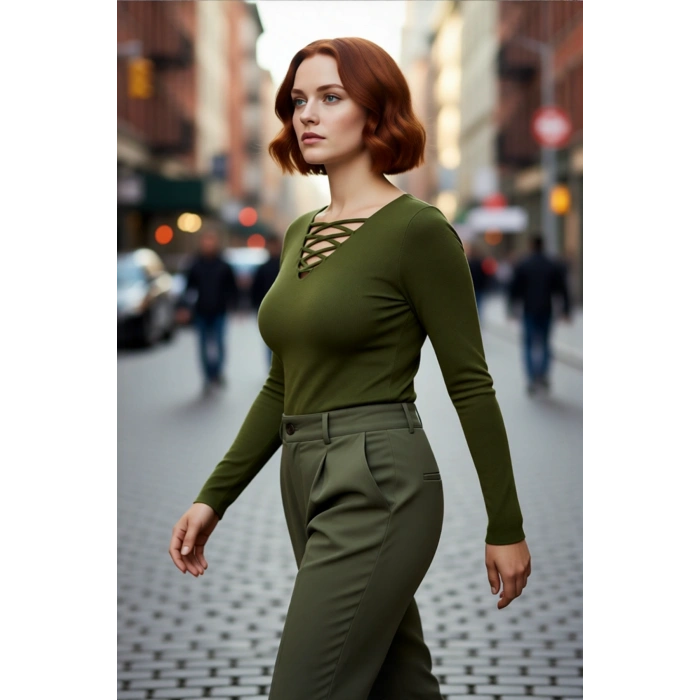 Kadın İnce Fitted Vücudu Saran Triko Bluz Britli V Yaka Detayı İle Zarif Ve Modern Görünüm