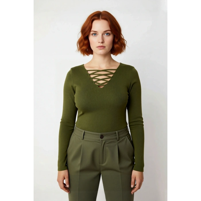 Kadın İnce Fitted Vücudu Saran Triko Bluz Britli V Yaka Detayı İle Zarif Ve Modern Görünüm