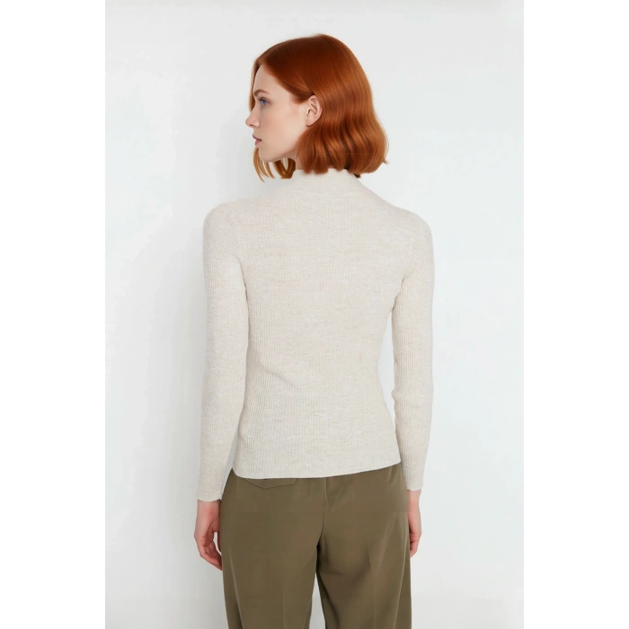 Kadın İnce Yapılı Dik Yaka Ajurlu Detaylı Triko Kazak Fitted Kesimiyle Gün Boyu Rahatlık Sunar