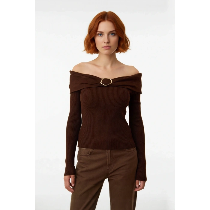 Kadın Kahverengi Aksesuar Detaylı Fitted Carmen Yaka Triko Kazak Soğuk Havalar İçin Şık Seçim