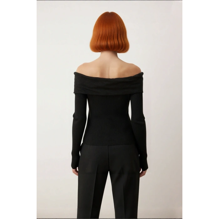 Kadın Kahverengi Fitted Carmen Yaka Aksesuar Detaylı İnce Triko Kazak Şık ve Konforlu Tasarım