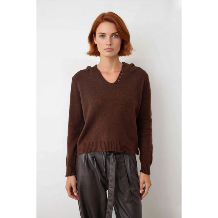 Kadın Kahverengi Oversize Triko Kazak Kapüşonlu V Yaka Düğmeli Düşük Kol Kış ve Sonbahar Şıklığı