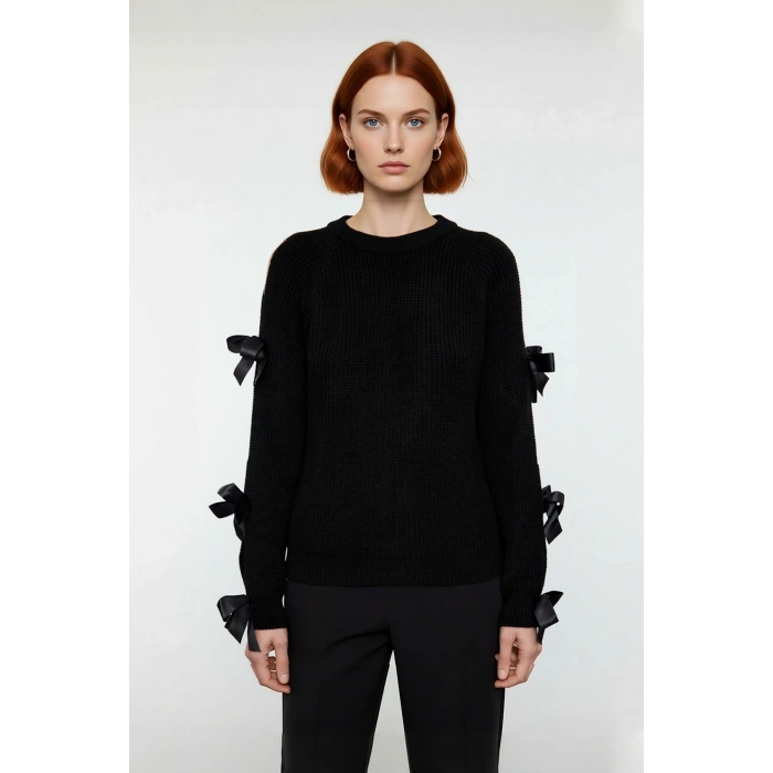 Kadın Kalın Akrilik Triko Kazak Omuz Dekolteli Fiyonk Detayı İle Kış Günü Şık Ve Konforlu.