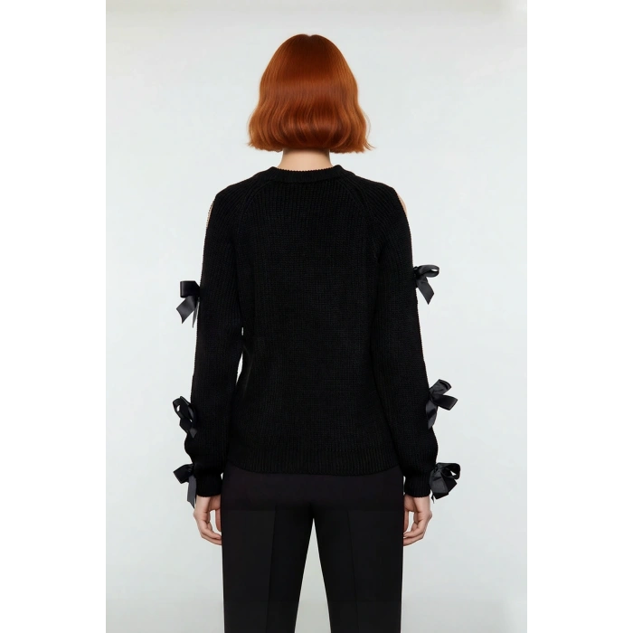 Kadın Kalın Akrilik Triko Kazak Omuz Dekolteli Fiyonk Detayı İle Kış Günü Şık Ve Konforlu.